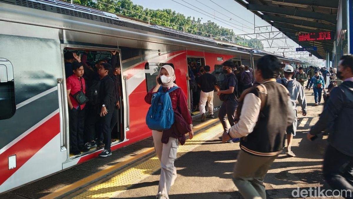 Perjalanan KRL Bogor-Jakarta Sempat Terganggu, Sejumlah Perjalanan Terlambat Lebih dari Satu Jam